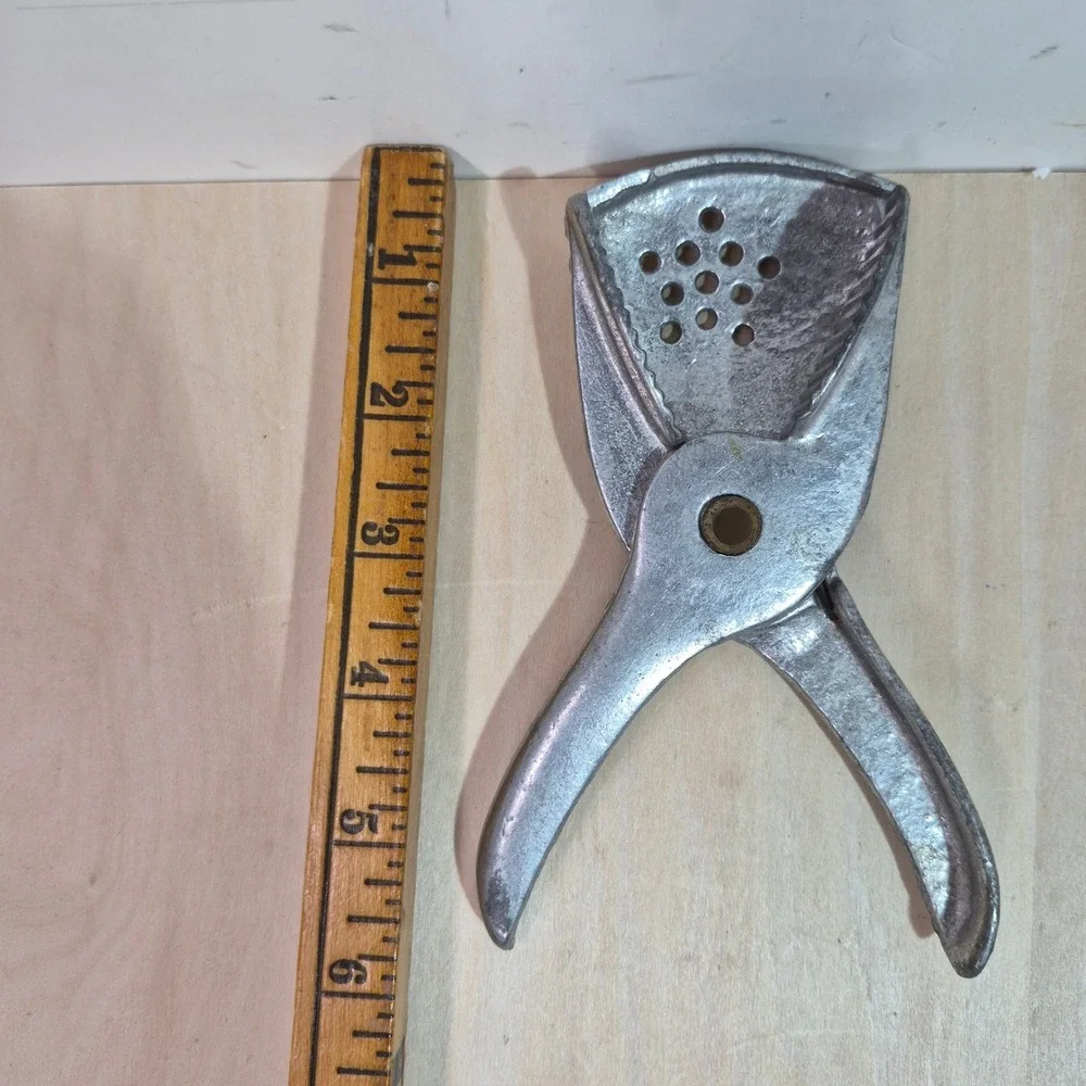 Vintage Cast Aluminum Handheld Citrus Squeezer Manual Lemon Lime Wedge‎ Juicer